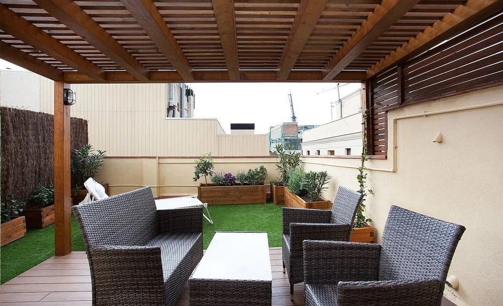 Крытая терраса с лаунж-зоной и мебелью