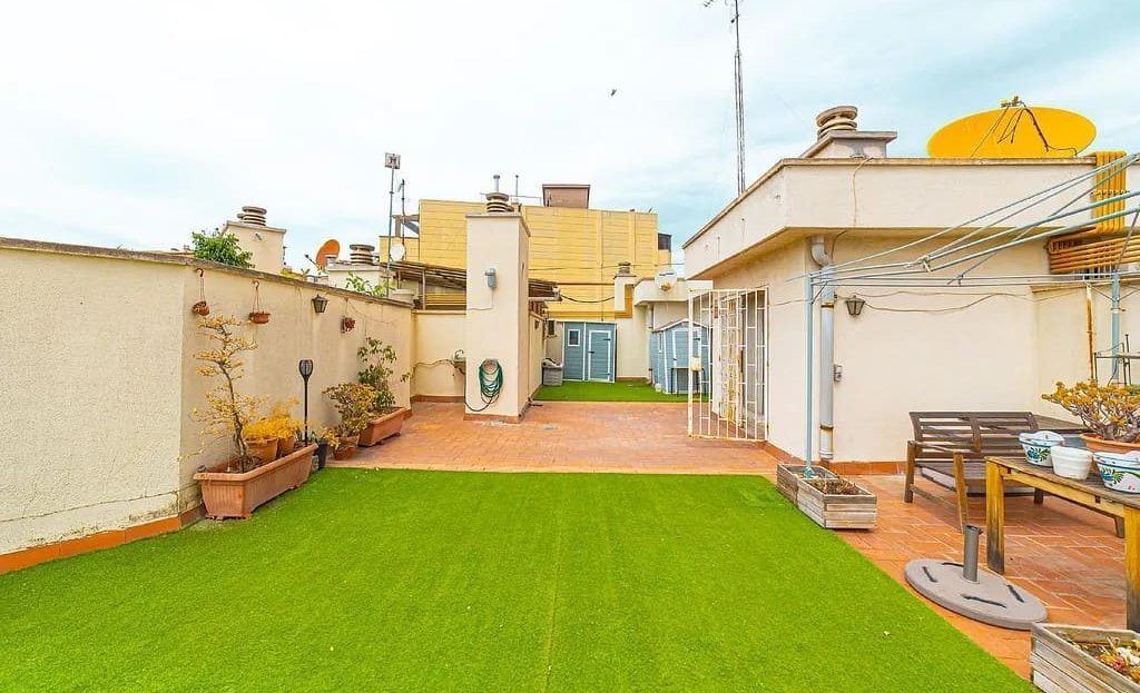 Частная терраса пентхауса с зоной отдыха и панорамным видом