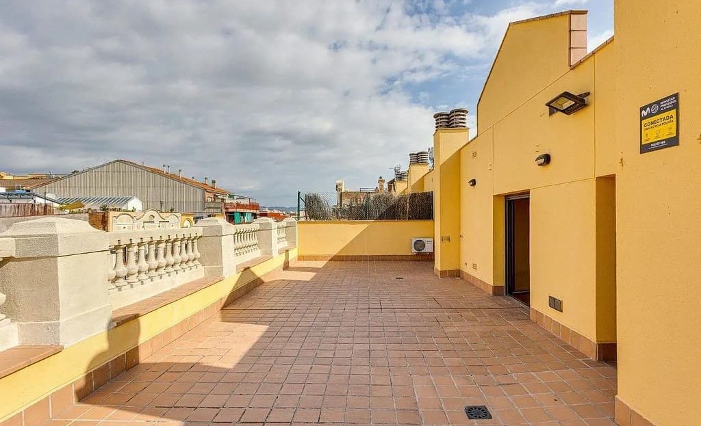 Частная терраса пентхауса, подготовленная под зону отдыха или бассейн