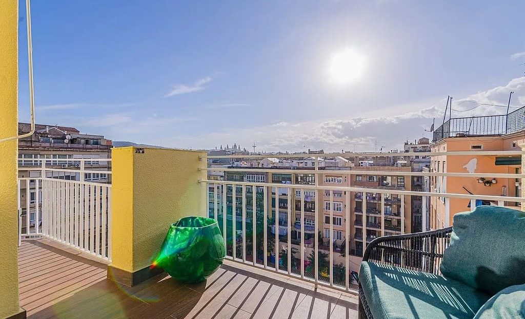 Просторная терраса с видом на крыши Барселоны