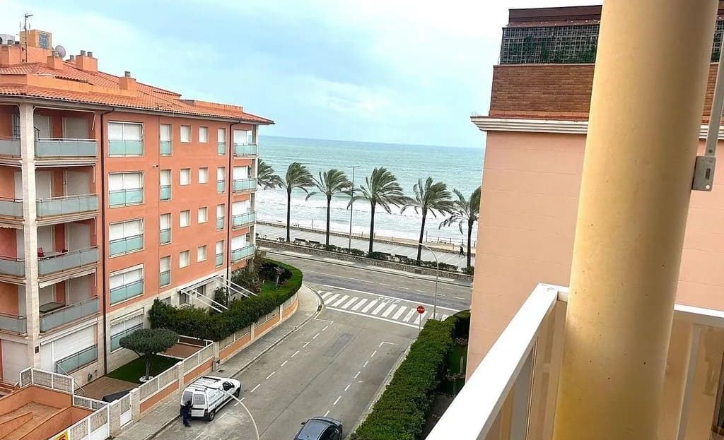 Вид на море и улицу с верхнего этажа пентхауса.