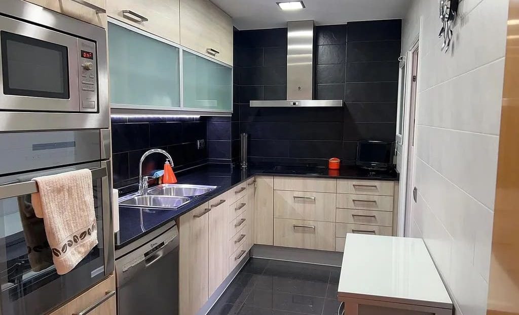 Современная кухня пентхауса с встроенной техникой