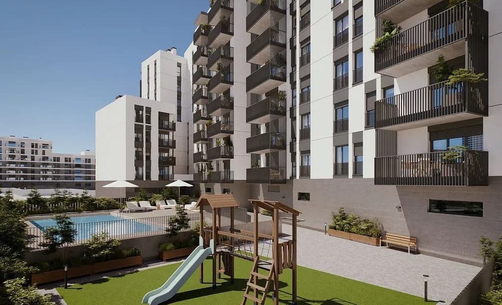 Внутренняя территория комплекса с детской площадкой и зелёной зоной