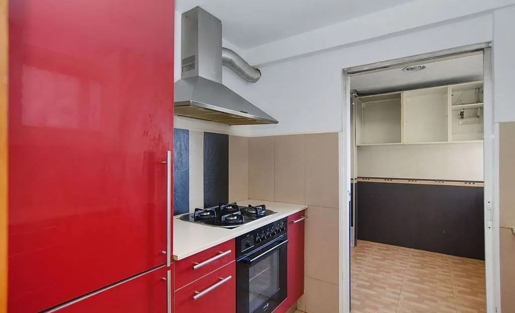 Отдельная кухня с бытовой техникой и шкафами