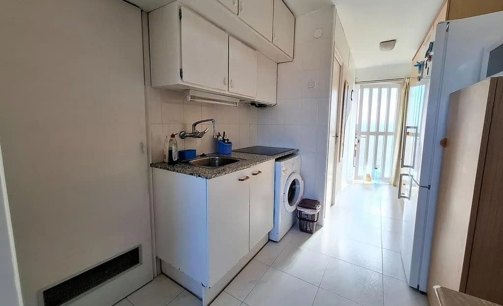 Кухня открытой планировки с мебелью и бытовой техникой.