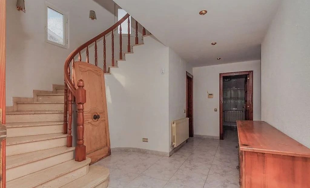 прихожая и лестница на второй этаж