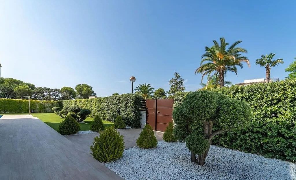 Озеленённый вход в частную виллу