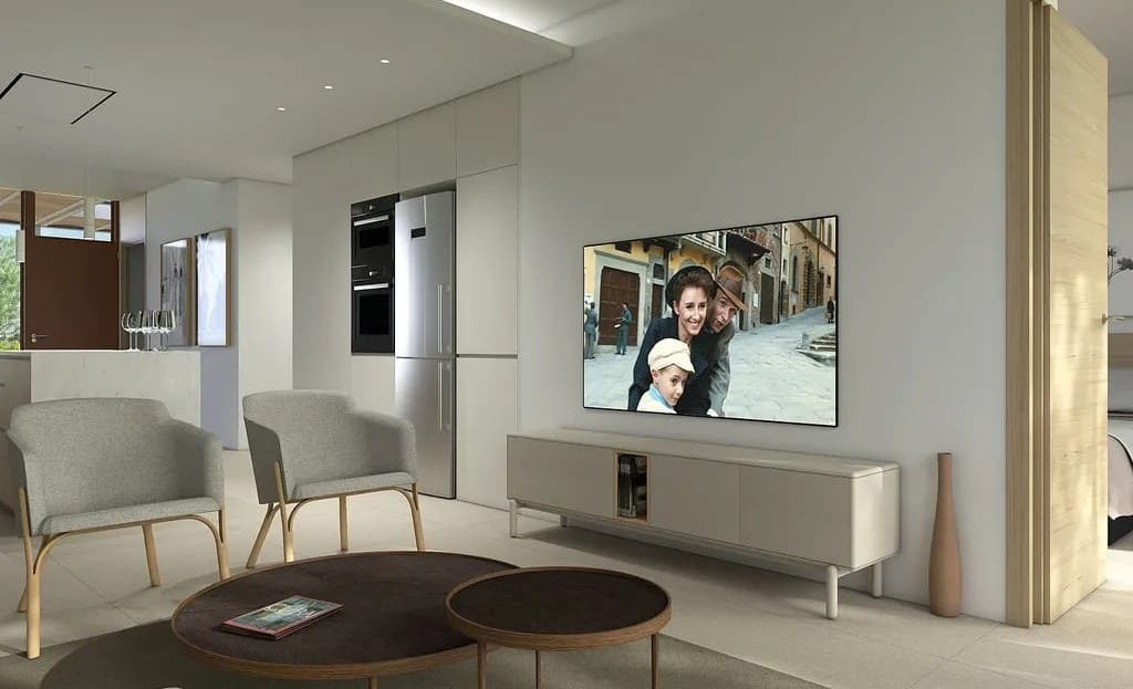 Современная гостиная новостройки с большими окнами и видом на территорию комплекса