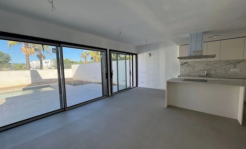 Гостиная с большими окнами и выходом к бассейну