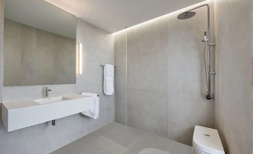 Современная ванная комната с душевой зоной в новом жилом комплексе