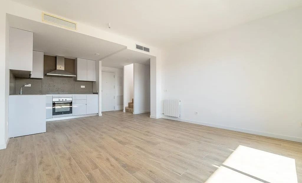 Гостиная с кухней открытого типа в новой квартире, большое окно