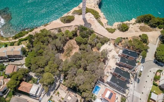 Аэрофотосъемка района с видом на море и окрестности участка