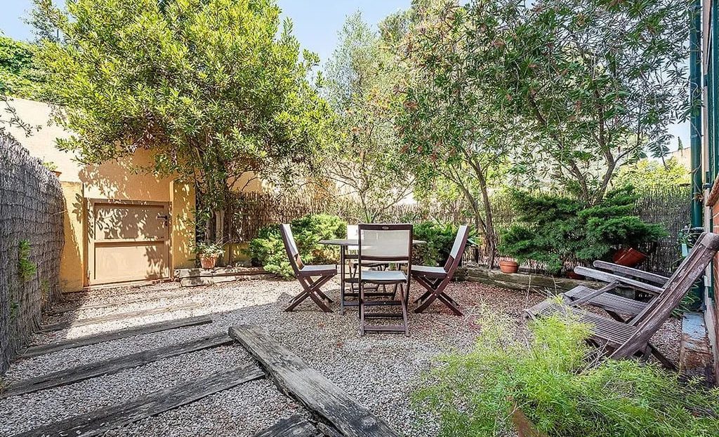 Частный дворик таунхауса с зоной отдыха на свежем воздухе