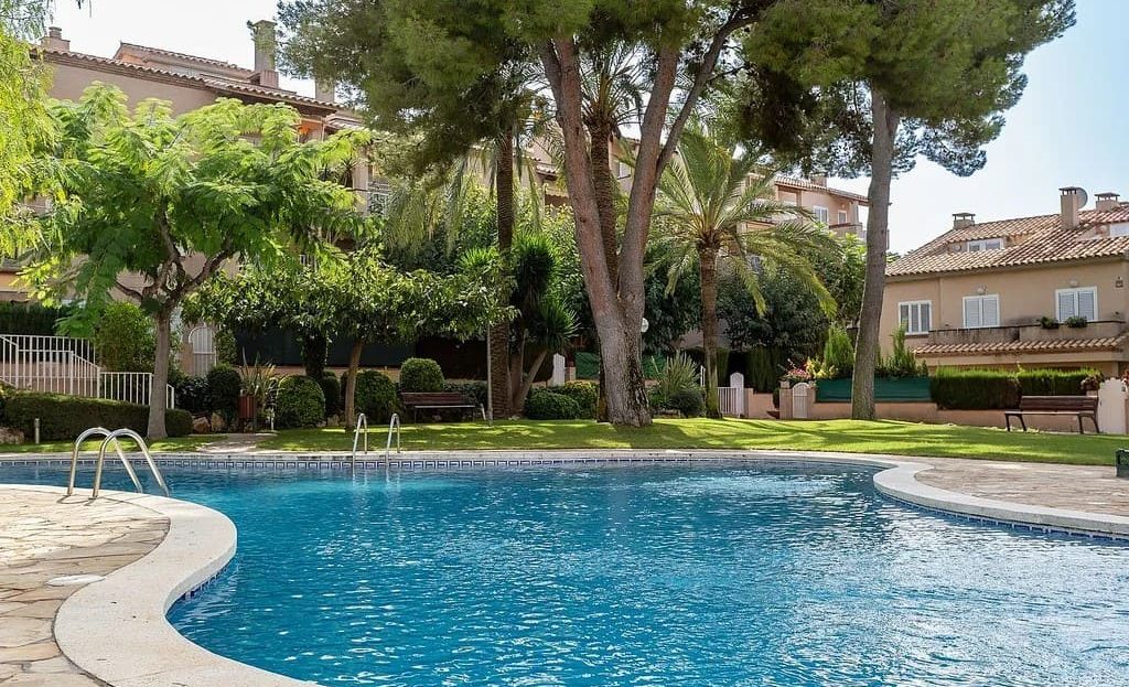 Бассейн с зоной отдыха и ландшафтным садом в комплексе