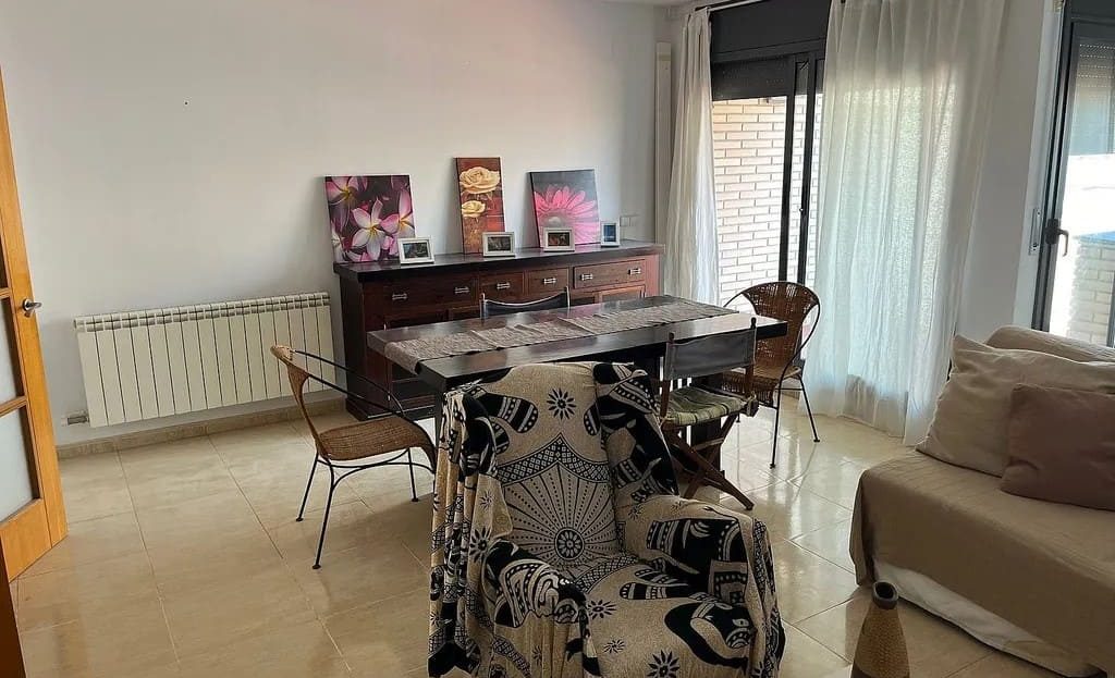 Обеденная зона гостиной с выходом на террасу