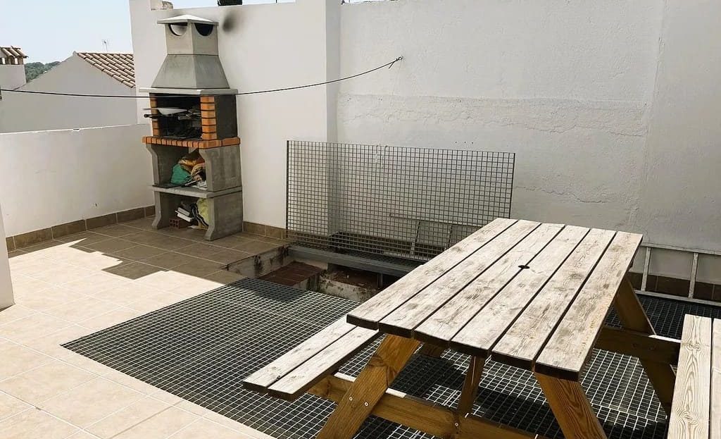 Частная терраса с зоной барбекю и обеденным столом