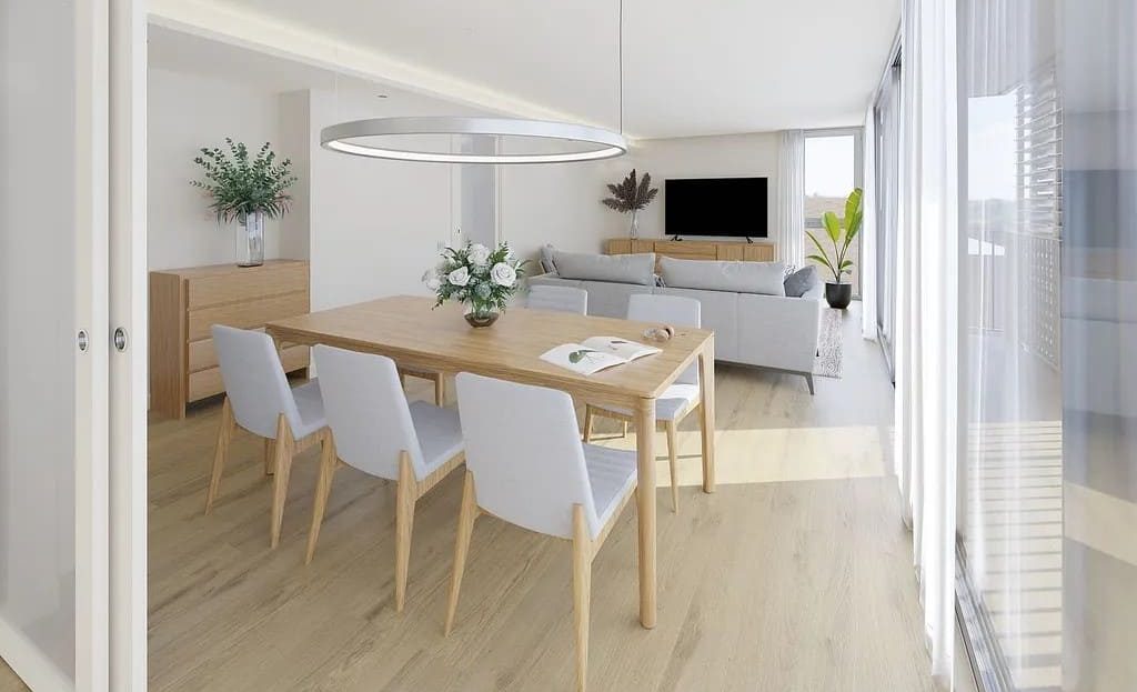 Гостиная-столовая с выходом на балкон и естественным светом