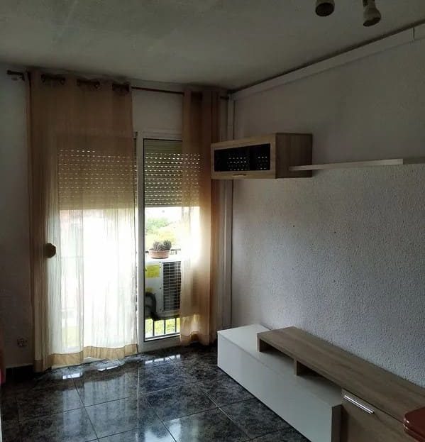 Гостиная с выходом на балкон и плиточным полом