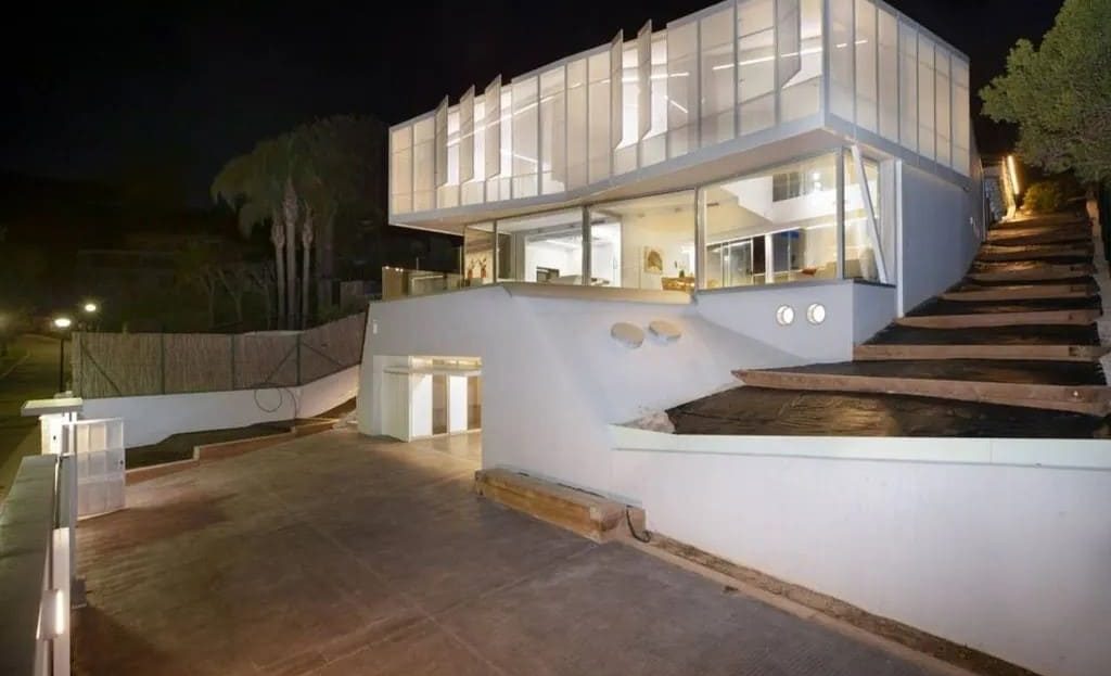 Фасад дома с архитектурной подсветкой в ночное время