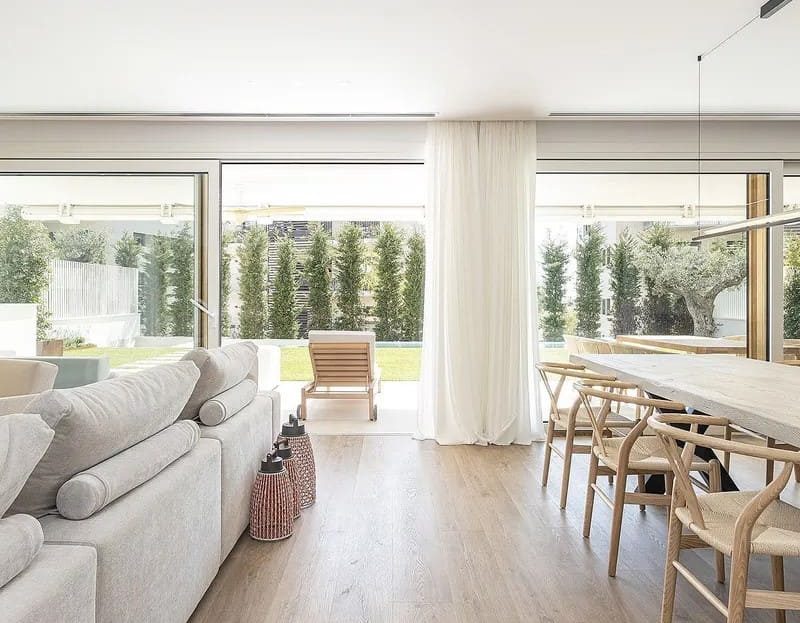 Гостиная-столовая с панорамными окнами и выходом в сад