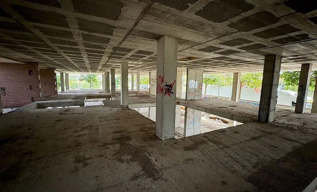 Внутреннее пространство первого уровня с бетонными перекрытиями и колоннами.