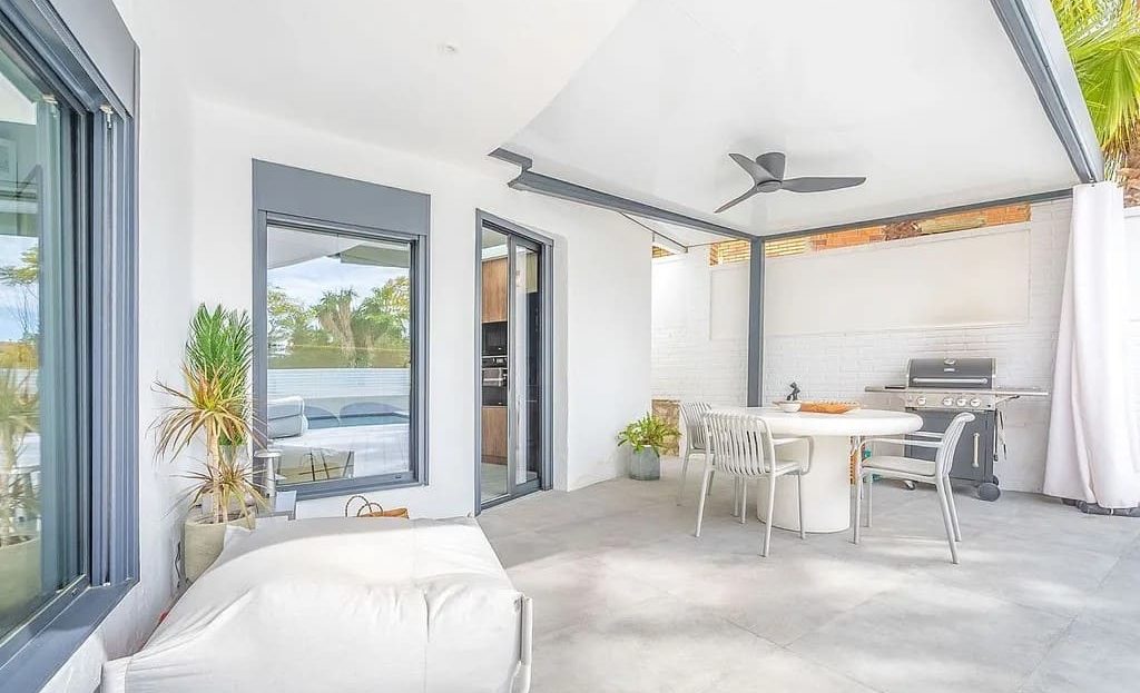 Гостиная-столовая с выходом на террасу и сад