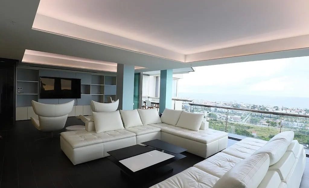 Современная гостиная открытой планировки с выходом на террасу