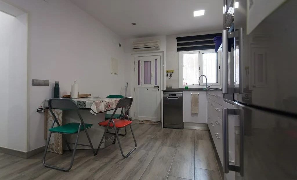 Гостиная-столовая с кухней в квартире на первом этаже.