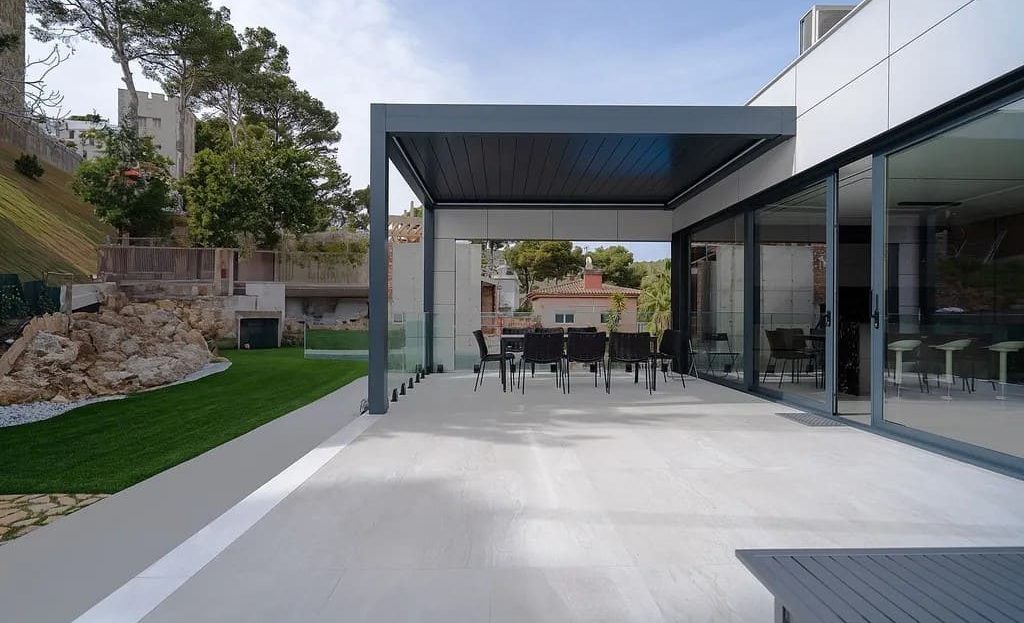 Терраса с зоной отдыха и выходом в сад у виллы.