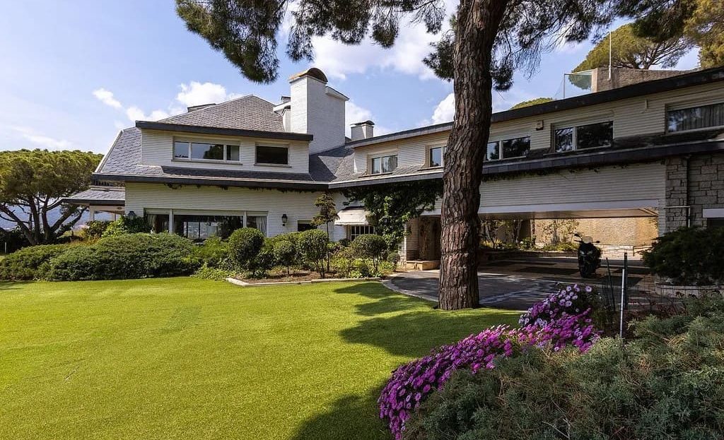 Общий вид отдельно стоящего дома с ухоженным садом.