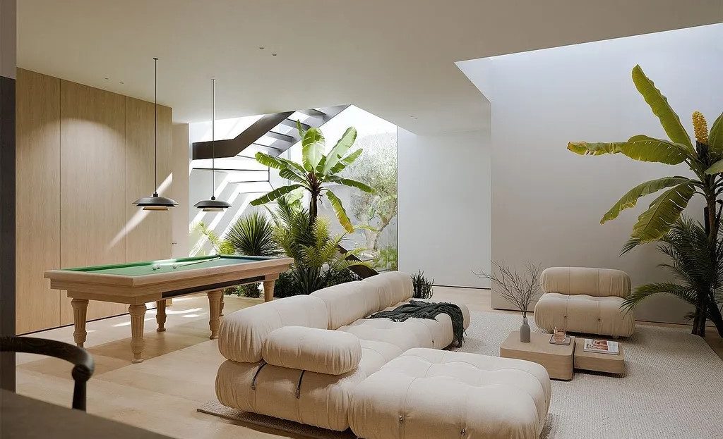 Зона отдыха с диванами и внутренним патио в современной вилле