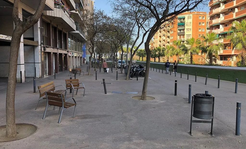 Пешеходная зона и сквер рядом с домом