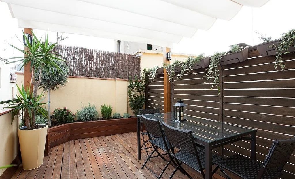 Вторая терраса с обеденным столом и растениями