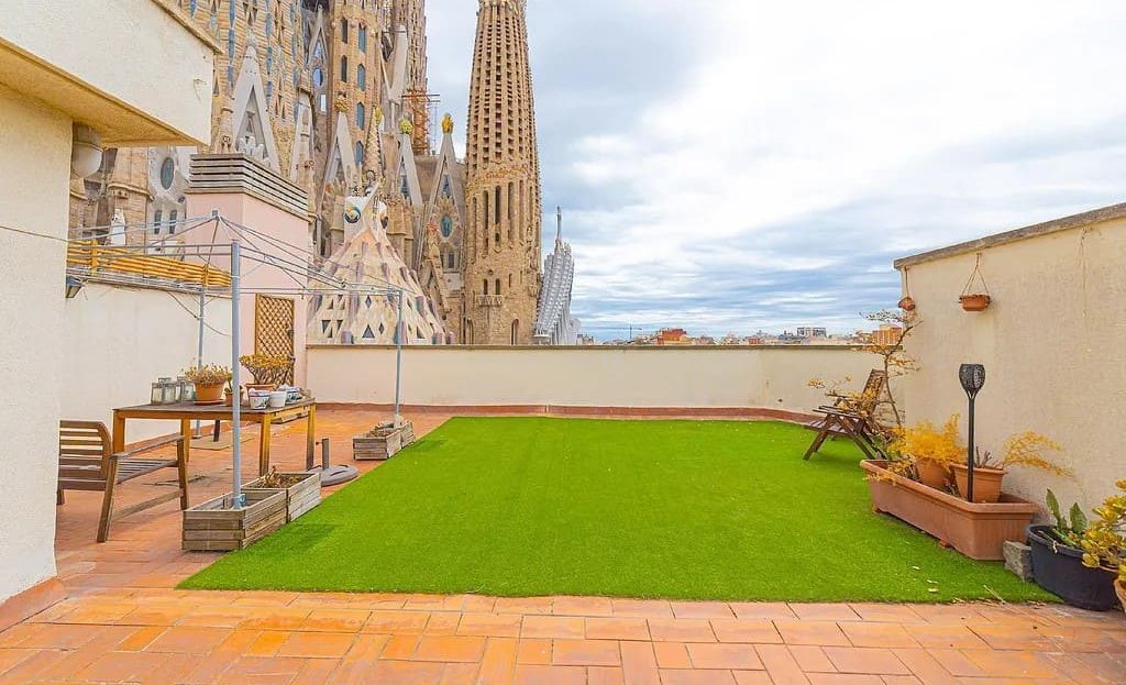 Терраса на крыше с видом на Саграда Фамилия и город