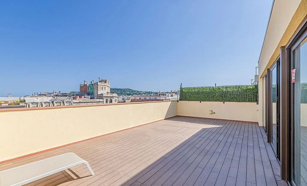 Терраса на верхнем уровне пентхауса с деревянным настилом