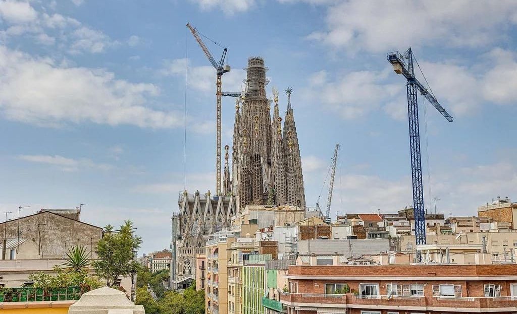 Прямой вид на Саграда Фамилия с террасы пентхауса