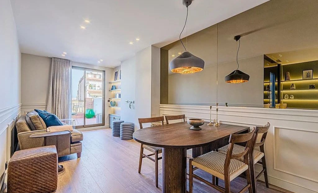 Гостиная-столовая открытой планировки с выходом на террасу