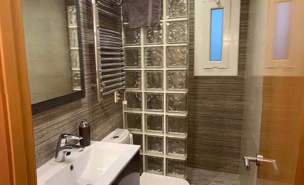 Ванная комната пентхауса с душем и современной отделкой