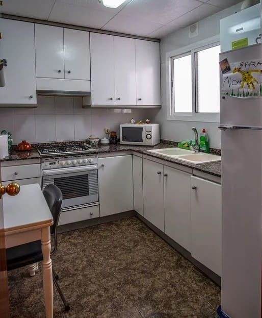 Отдельная кухня с бытовой техникой и обеденной зоной