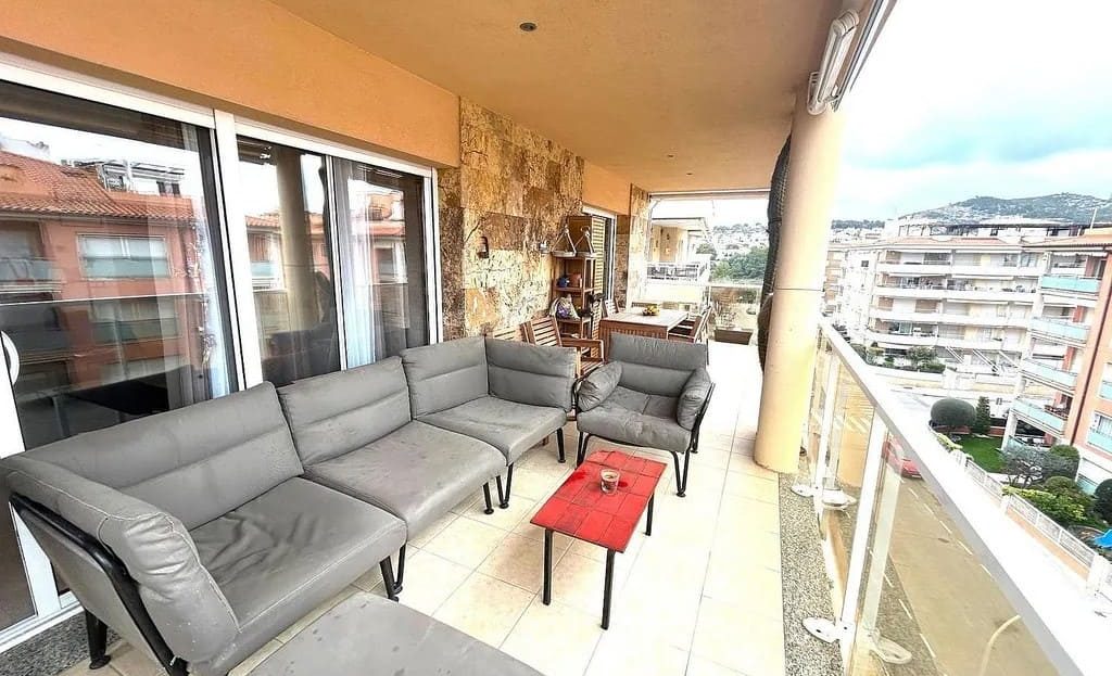 Просторная терраса с зоной отдыха и мебелью.