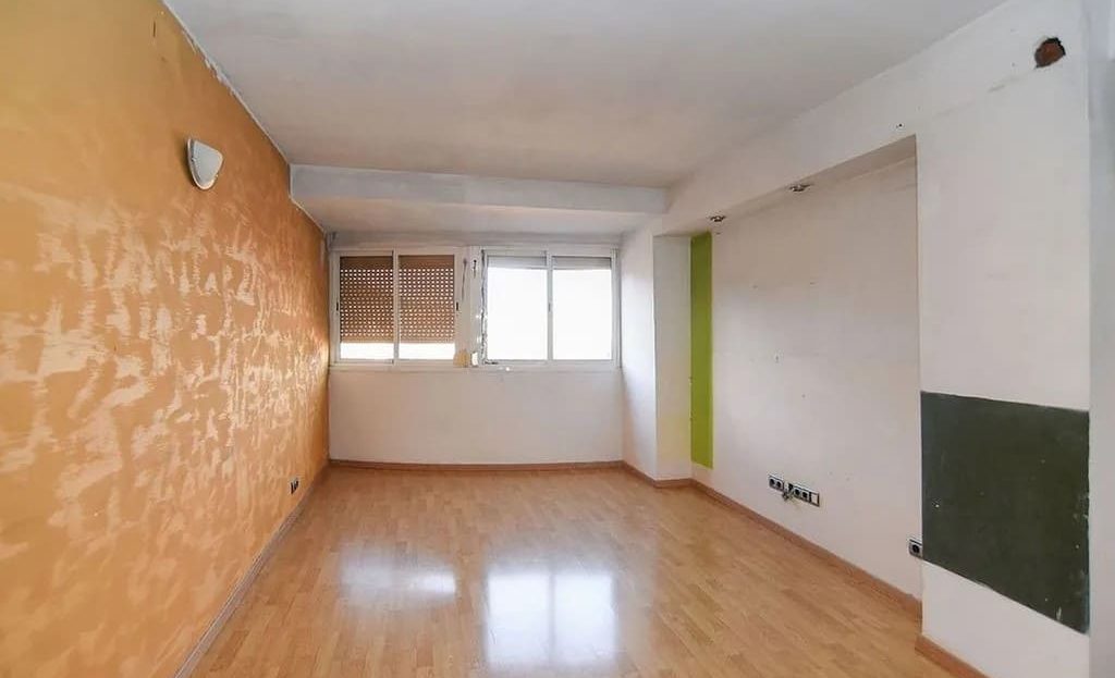 Просторная гостиная с окнами и напольным покрытием