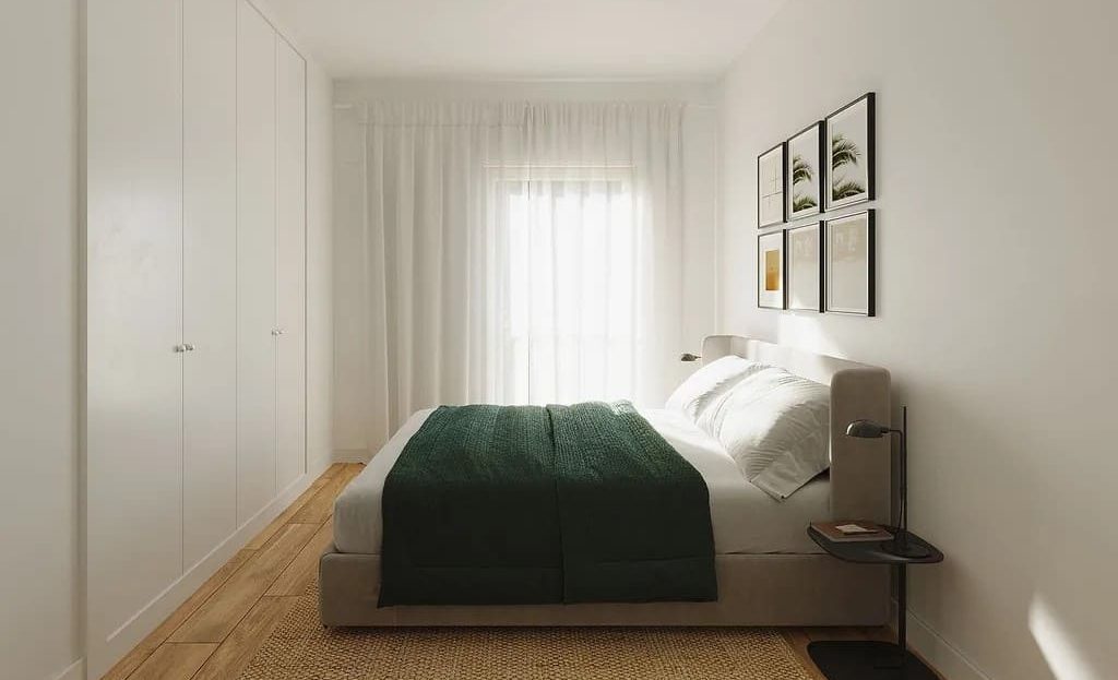 Главная спальня в новой квартире с большим окном