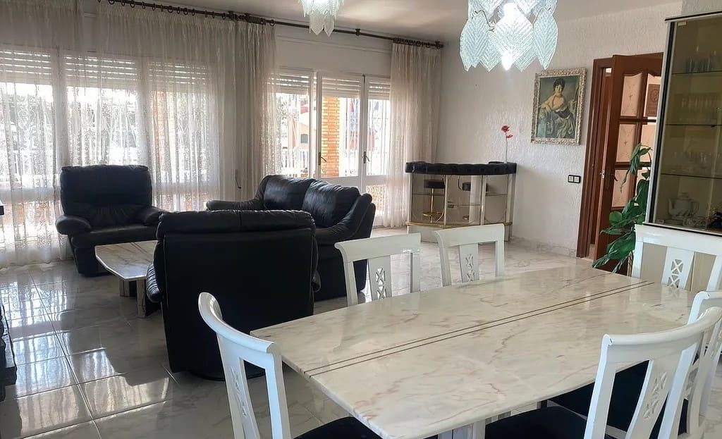 Светлая гостиная-столовая с большими окнами