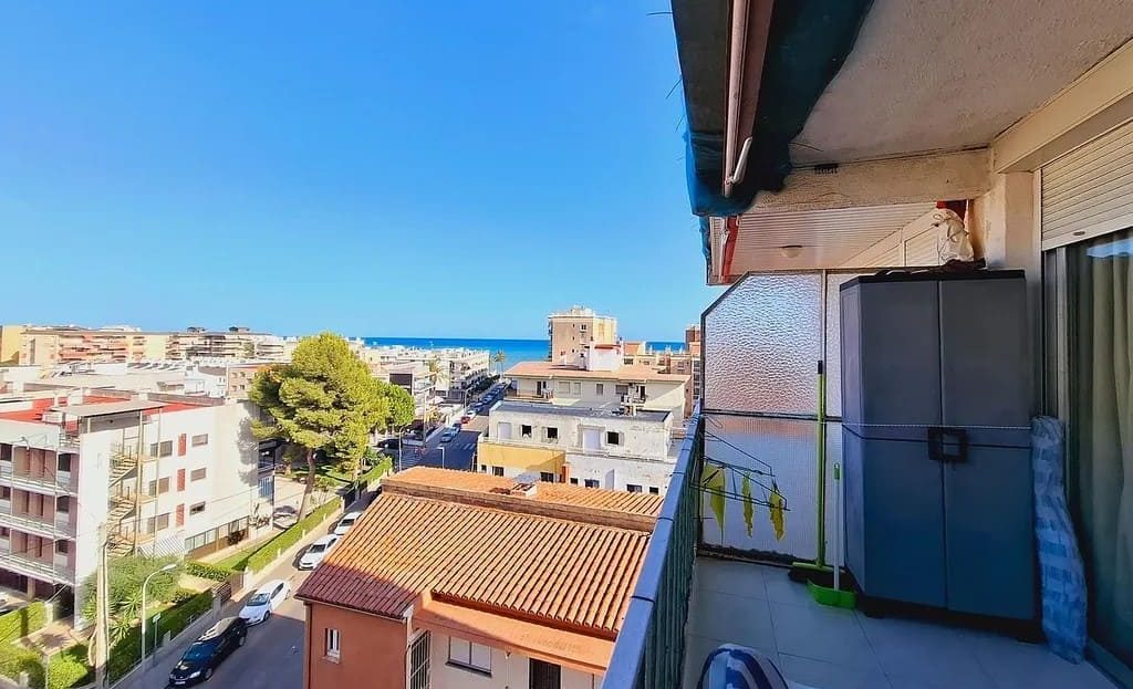 Вид на море и городские здания с балкона верхнего этажа.