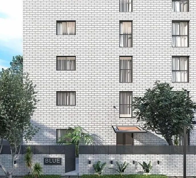 Визуализация фасада нового жилого здания с озеленением у входа.