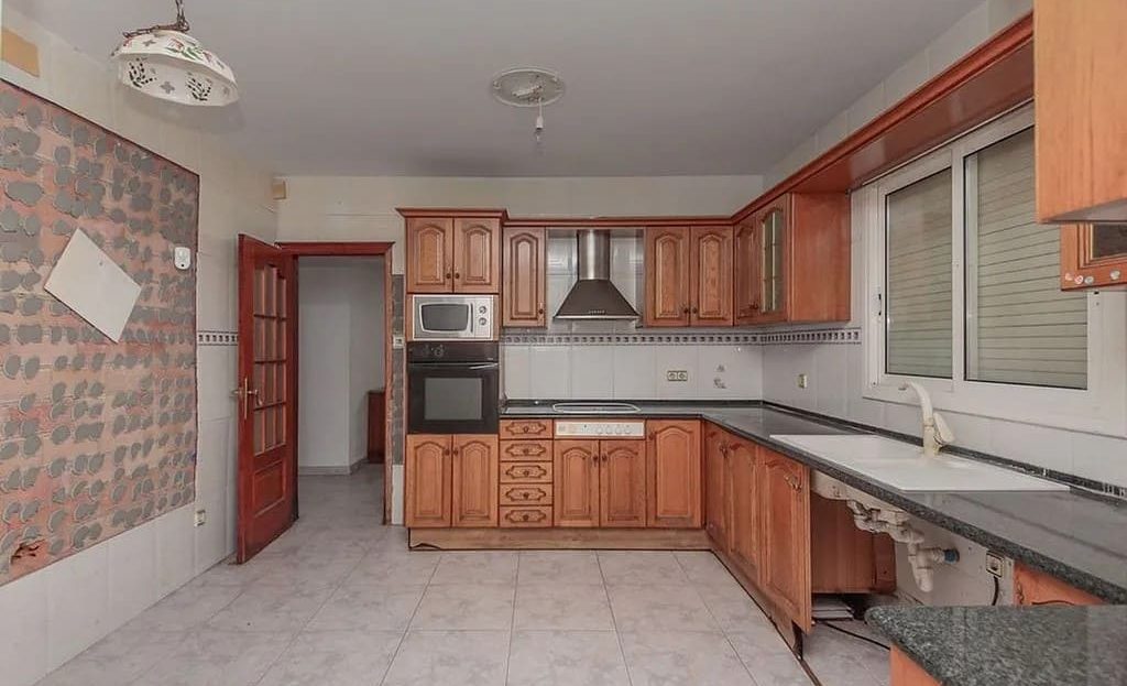 кухня с деревянной мебелью и обеденной зоной