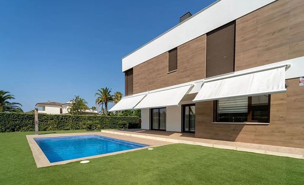 Дом с бассейном и зоной отдыха