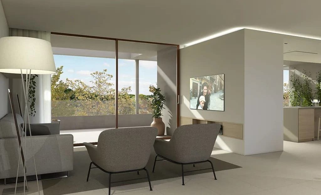 Гостиная с панорамным остеклением и доступом на террасу в новостройке