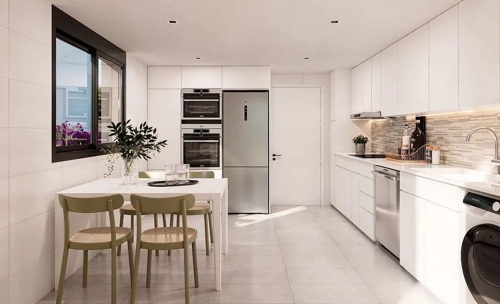 Кухня с обеденной зоной в новом доме на улице Серра-де-Ллаберия