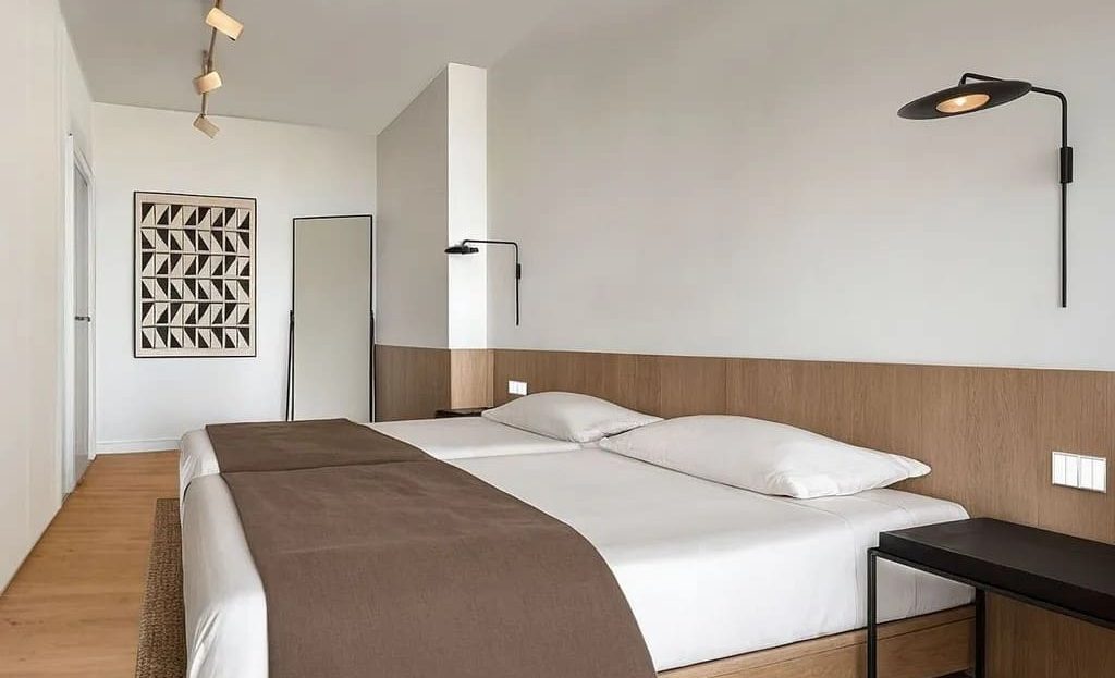 Главная спальня в светлом минималистичном стиле в новой квартире